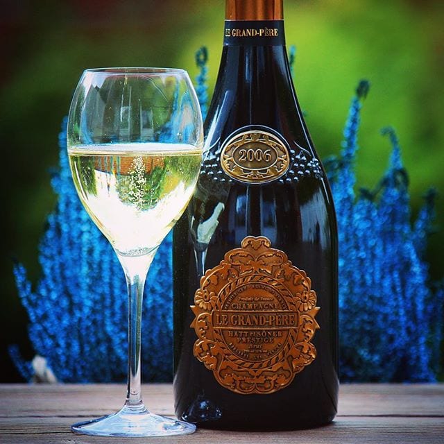 Någon som provat denna ”Svenskchampagne”? Ett utmärkt sätt att avsluta helgen på! Skål!
_______________
? Hatt et Söner Le Grand-Père Prestige Brut 2006 (nr 7594; 935 kr).
100% Chardonnay.
0,6 g/ 100 ml (Brut).
? Komplext fruktig med inslag av gula äpplen, champinjon, kex, citrus, viss nötighet och mineral.
Torr, komplex, fruktig och mycket frisk med inslag av gula äpplen, mogna plommon, smultron, tropiska frukter, citronskal, nougat, kex och mineral. Relativt hög syra. Allt avslutas med en härligt lång eftersmak som är nyanserat komplex.
Champagnehuset Hatt et Söners prestigechampagne. Vi uppskattade inte den förra från 2005, men denna är riktigt bra! Vinet har en gyllengul färg med en gnistrande intensitet samt vacker mousse av små fina bubblor. Aromerna i både doft och smak är balanserade och komplexa samt det finns en hög syra! I denna skapelse har endast chardonnay från två vingårdar, varav 80% av frukten tas från Oger (Grand Cru) och 20% från Bergères-les-Vertus (Premier Cru) används. Vinet ligger på jäsning i hela sju år och sedan ytterligare ett halvår efter tillsats av socker.
? 8,5 (mycket bra champagne)!
_______________
@hattetsonerchampagne @johanparson @smaksinnet.se