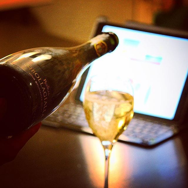 Mixing business and pleasure tonight. Alltid härligt att smutta lite på en trivsam skapelse när man är kreativ. Ha en underbar kväll!
_______________
? Il Roncal Ribolla Gialla Spumante Brut (nr 79813; 199 kr).
 100% Ribolla Gialla.
 0,8 g/ 100 ml (Brut).
? Diskret fruktig doft med lätt inslag päron, gröna äpplen, citrusfrukter, acacia och melon.
 Frisk och fräsch smak av grönt äpple, päron, melon, citrusskal, rosor och ljust bröd med mindre toner av mineral.
 IL Roncal, som betyder att gården befinner sig på en kulle, ligger ca:3,5km sydöst från Cividale del Friuli. Fortsätter man 5 km i samma riktning når man Slovenska gränsen. Just denna skapelse är till 100% gjord av Ribolla Gialla som är en druva man ofta stöter på i just norra Italien samt Slovenien (där kallas den dock Rebula). Det är en frisk och fruktig kreation, rätt lik Prosecco, men som har en djupare aromatiskt karaktär. De primära aromerna är grönt äpple, päron och melon. Riktigt trivsam och uppfriskande! Kul om man vill prova på en rätt så okänd druva (i Sverige).
? 8,5 (mycket bra Spumante)!
_______________
@hydmar @ilroncalvini @orrefors @apple
