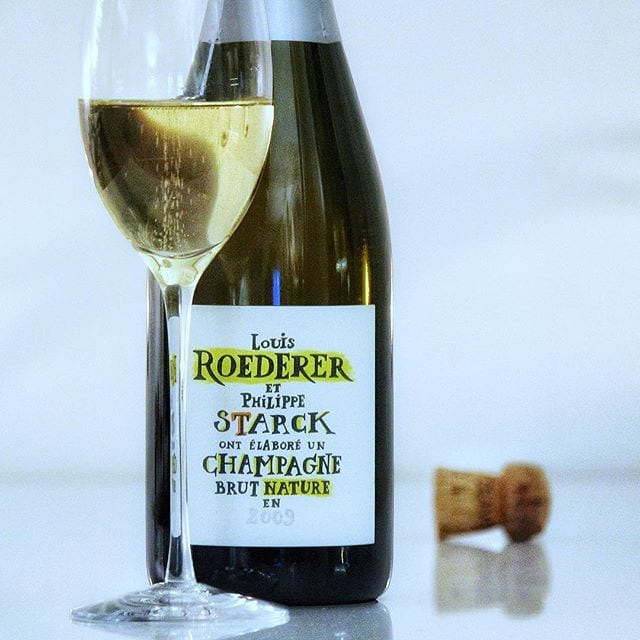 Denna ’LCHF-champagne’ provades också under helgen och har alltså inget tillsatt socker. Den ackompanjerade en förrätt på ostron vilket funkade riktigt bra ?
_______________
?  Louis Roederer Brut Nature 2009 (nr 77525; 695 kr).
 55% PN, 25% PM och 20% C.
  0,1 g/L (Brut Nature).
? Doften är fylld av nyanser av persika, gula äpplen, torkad frukt, citrusfrukter och ljust bröd.
 Smaken är mycket torr med hög syra, men samtidigt väldigt elegant och mjukt krämig. Den har en aromrikedom som är stor med toner av rött äpple och päron ackompanjerat av grapefrukt, nötter, honung, citron, torkad frukt och en stor portion mineralitet.
  Louis Roederer är ett av de få kvarvarande, helt privatägda, familjeföretagen inom champagneproduktion och de har varit verksamma sedan 1776! Man noterar tämligen omgående att etiketten är rätt speciell vilket är resultatet av ett samarbete mellan huset och den mycket berömde designern Philippe Starck (eh...ja, det ser ut som han gått lös på etiketten med en överstrykningspenna...). 25% har lagrats på ekfat och sedan tillåts mogna på jästen under 5 år. Den är helt utan dosage, dvs. inget socker har tillsats! Det är en krispigt torr skapelse som, när den nått perfekt temperatur, upplevs som mycket trivsam med hög mineraltoner blandat med grapefrukt och rött äpple.
? 8,5 (mycket bra champagne)!
_______________
@vinunic @louisroederer_ @vingruppen @orrefors