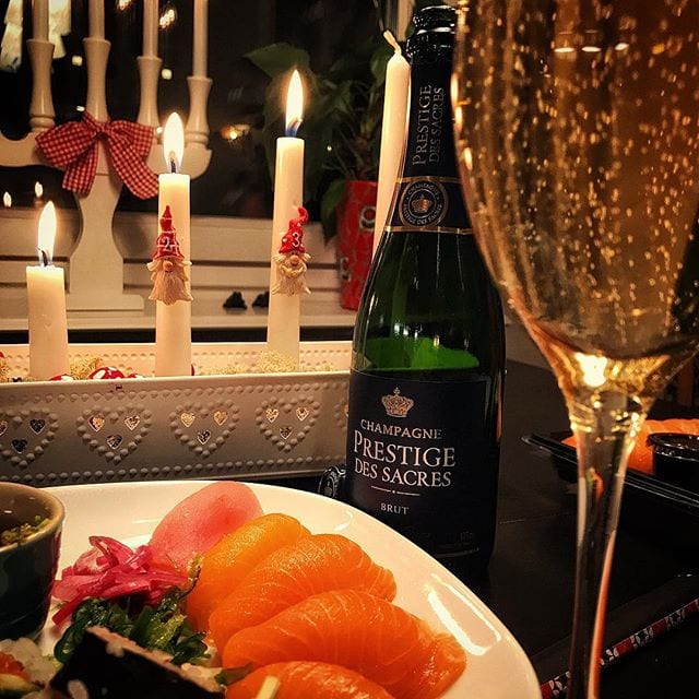 Kan man verkligen njuta sushi och champagne den 3:e Advent? Ja, det kan man utan några som helst problem! Dagens klucköppning är Prestige des Sacres Brut (nr 77801; 169 kr; 375 mL) som, trots att bubblorna försvann snabbt, var riktigt bra ?
Glad 3:e Advent på er alla!
@vinovum_sweden @orrefors