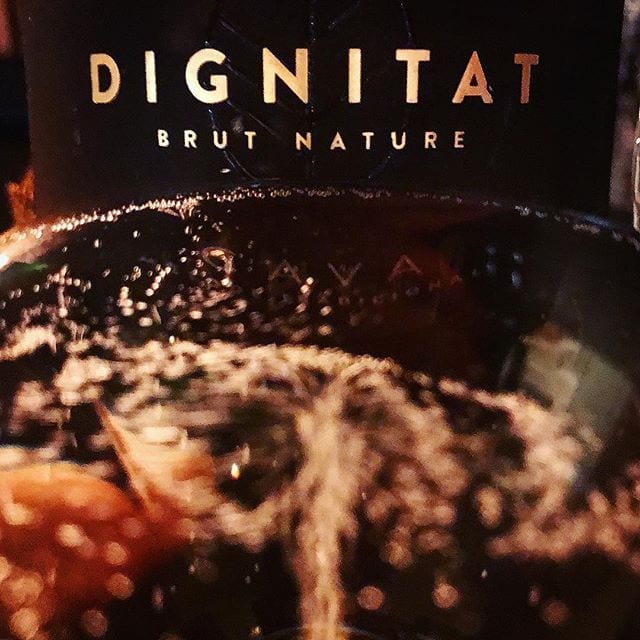 Sitter och sippar på en LCHF-cava av rang. Flertalet av er har säkert redan provat den. Man slås direkt av att kvalité inte behöver kosta skjortan. Dock funkade de INTE till Sour-cream & Onion-chips  _______________ ? Dignitat Cava Brut Nature (nr 78768; 109 kr).  1/3 var av Macabeo, Chardonnay och Xarel.lo.  <0,3 g/100 ml (Brut Nature). ? En lätt och frisk doft som domineras av äpple, päron, citrus och ljust bröd.  Smaken är även den frisk, fräsch samt mycket torr med inslag av gult äpple, apelsin, bröd, mineral och melon. Lång och trivsam eftersmak.  En ekologisk Cava som har en riktigt ren och frisk smak. Utmärkande är dess krispiga äppeltoner blandat med både mogna citrusfrukter och päron. Smakar som en Cava skall smaka! ? 9,0 (exceptionell Cava)! _______________ @intermondi
