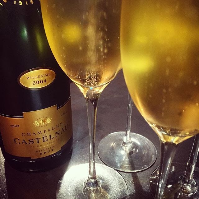 Har ni provat den här? En riktigt mysig kreation med fruktigt utvecklade äppeltoner! Mycket bra köp!
_______________
? Castelnau Millésime Brut 2004 (nr 73175; 429 kr).
 70% Pinot Noir och 30% Chardonnay.
 1,2 g/100 ml (Brut).
? Doften är mycket komplex och har tydlig arom av honung, äpple, lime, plommon och brioche.
 Smaken är härligt torr, frisk och komplex med väl balanserad syra. Väldigt trevliga toner av honung, rött äpple, päron, mogna citrusfrukter, aprikos, pomerans och ljust bröd. Eftersmaken är lång med viss mineralkaraktär.
  Skapelsen har legat på jästfällningen i hela 12 år vilket bildat en komplex kreation med en härligt utvecklad karaktär. Den är ljust gul med många och långvariga bubblor som sprider en härligt utvecklad arom av primärt äpple, lime och honung. Smaken är mycket komplex och upplevs mogen. Det är sällan man hittar så pass långlagrade champagner för strax över 400 kr.
? 8,5 (mycket bra champagne)!
_______________
@orrefors @sigva_ab @champagnedecastelnau