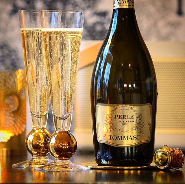 Hoppas ni har en underbar lördag!! Har själv öppnat denna gyllene skapelse och vad passar då inte bättre än några guldglas från Orrefors!
_______________
? Tommasi Perla Pinot Nero Brut (nr 73090; 108 kr).
100% Pinot Nero.
0,8 g/100 mL (Brut).
? Doften är frisk och diskret fruktig med nyanser av grön melon, päron och acacia.
Torr, frisk och fruktig med smak av grönt äpple, grapefrukt, lime, citron, litchi och ljust rostat bröd.
En svagt ljusgul, nästan transparent, skapelse som har en frisk doft och smak. Den är helt baserad på Pinot Nero-druvan odlad i Venetien. Aromerna är grön melon, grönt äpple, lime och ljust bröd med en lite lätt bakomliggande fruktsötma närvarande. Inte så jättespännande tyvärr.
? 7,5 (bra spumante)!
_______________
@orrefors @tommasiwine
