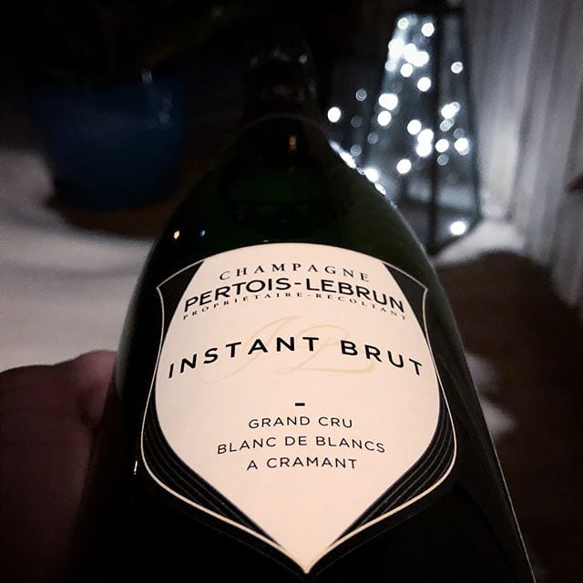 Den här vet jag att flera av er har provat och gillar! Huset är rätt ungt, men de har ändå åstadkommit några riktigt spektakulära kreationer!
_______________
? Pertois-Lebrun Instant Brut Blancs de Blancs (nr 76164; 330 kr).
 100% Chardonnay.
 0,55 g/ 100 ml (Brut).
? Frisk, fruktig och fräsch med doft av grönt äpple, citrus och mineral.
 Torr, frisk och pigg med smak av grönt och rött äpple, rostat bröd, mandel, citrus och mineral.
 Instant Brut kommer från odlaren Pertois-Lebrun och är deras standardcuvée. Den består till 100% av Chardonnay från Pertois-Lebruns egna odlingar i Grand Cru-lägen i byarna Choilly, Le Mesnil-sur-Oger och Oger. Pertois-Lebrun arbetar med lång lagringstid och låg sockerhalt. Det är en väldigt trevlig champagne med mycket bra balans om än lite kort eftersmak. Smakerna är rena och friska. Detta är ett perfekt vin att bara njuta utan mat, men passar även ypperligt till ostron. Även kul med all info på baksidan så man verkligen kan nerdna ner sig.
? 8,0 (mycket bra champagne)!
_______________
@conveija @pertoislebrun