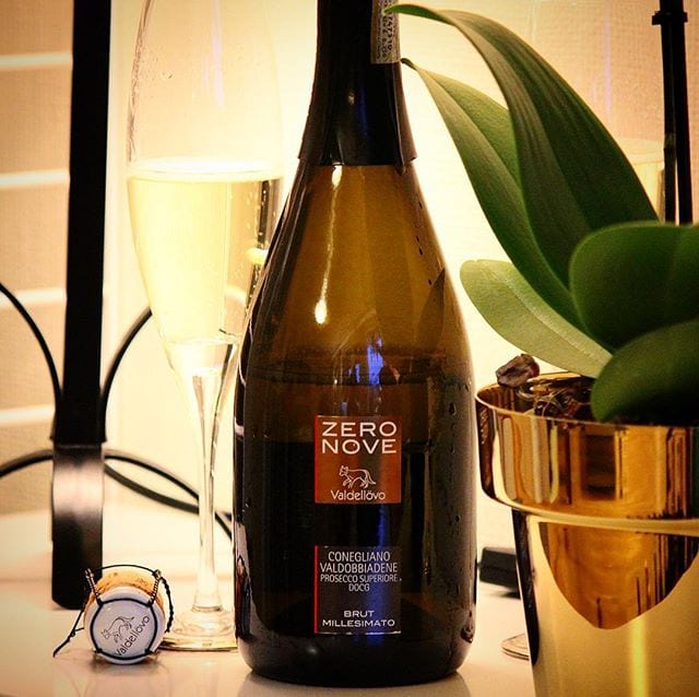 Är det lillördag så är det! Efter bubblet från Kanada (recension dyker upp senare) unnar jag mig en Prosecco!
_______________
? Zero Nove Prosecco Superiore Millesimato (nr 73886; 148 kr).
100% Glera.
0,7 g/100 ml (Brut).
? Diskret fruktig doft med lätt inslag päron, gröna äpplen, acacia och melon.
Frisk och fräsch smak av grönt äpple, päron, citrusskal, ljust bröd och acacia med mindre toner av mineral.
Proseccon baseras på druvor från Valdobbiadene som är Superiore och DOCG-klassad (högsta kvalitetsnivån) och det märks verkligen! Skapelsen är fint halmgul med en härligt porlande kolsyra. Både doften och smaken bär den klassiska ‘prosecco’-aromen, men tillskillnad från många andra skapelser så tar inte päron och vingummi-smaken över utan den förblir diskret läskande. I och med att den är "Brut" (torr) och inte "Extra Dry" (halvtorr) så finns en viss bakomliggande beska, men den är bra balanserad och inte störande.
? 8,5 (mycket bra Prosecco)!
_______________
@dimalda_wine @valdellovowines09 @orrefors