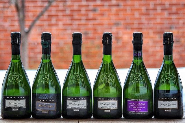 Ännu en samlingslåda som dök upp i förra veckan med mina favoriter - SPECIAL CLUB!!! I just denna lådan finns hus i närheten av Epernay representerade (nr 77323; 2898 kr, 483 kr/st).
År 1971 slog sig ett antal små odlare samman i en förening för att kunna utmana de större husen genom att visa upp de små odlarnas individualitet. Ribban sattes högt; bara de bästa årgångarna, årgångsbetecknade, bara innehålla druvor från de egna odlingarna och utgöra det bästa som varje odlare kunde prestera. Vinet bedöms av en jury av oenologer vid flera tillfällen och bara de cuvéer som godkänns i samtliga provningar får lov att säljas med namnet Special Club! Idag finns 28 medlemmar representerade och jag tycker att dessa är en av Champagnes dolda skatter!! Givetvis blir det en redan ikväll och jag sneglar lite åt en personlig favorit - Charlier 2005!
@champagnehuset @gbgvinhus @champagnegrongnet @champagnerolandchampion @champagne_hervieuxdumez @champagnecharlier @champagneworldwide @champagne_moments