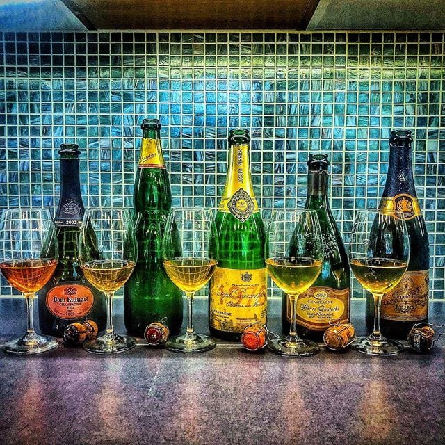 Vilken kväll och vilken provning!!! @champagnesweden @bubbelgubben @ettfotose @specialclubsverige och undertecknad körde ikväll en lite speciell provning med, sett från vänster, Dom Ruinart Rosé 2002, Lanson Red Label 1971, Joseph Perrier Cuvée Royal 1976, Henri Goutorbe Special Club 1999 och Veuve Cliquot 1980! En fantastisk kväll där mina vyer vidgades och förståelsen av mogen champagne fått en helt ny dimension. Dessa champagner är, likt en film, uppbyggd i olika delar där doft och smak pulserar över tid i en dans mellan harmoni och dissonans. Aromprofiler kommer och går, utvecklas och förminskas samt förändras i takt med den stigande temperaturen och oxidationen. Det är en helt annan upplevelse att njuta en vällagrad champagne som legat i en källare i 30-40 år än de som legat på jäst samma tid. Jag får tacka alla inblandade i kvällens magiska provning och speciellt tacka alla champagner som presterade klanderfritt!
@dom_ruinart53 @champagnelanson @champagnejosephperrier @champagne_hgoutorbe @veuveclicquotsweden @veuveclicquot