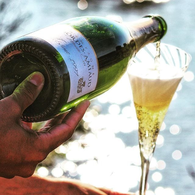 Dags för lördagsgodis i flytande form!
_______________
? Desbordes-Amiaud Premier Cru 1997 (nr 77403; 645 kr).
100% Pinot Noir.
0,65 g/ 100 ml (Brut).
? Diskret, komplex och med toner av moget äpple, honung, plommon och mandel.
Torr, diskret och komplex. En hög syra omsveper aromer som rött äpple, apelsin, grapefrukt, citronskal, rostat bröd, honung, nötter och choklad.
Under 19 år tilläts denna skapelse ligga på jästfällningen innan den degorgerades i maj förra året.Den kommer från huset Desbordes-Amiaud som hittas i Premier Cru-byn Écueil, strax sydväst om Reims. Den har en härligt gyllene lyster och både doften och smaken är rätt diskreta initialt, men ändrar karaktär med stigande temperatur, till en mer balanserad kreation. Det är häftigt att syran fortfarande är så hög, men jag tycker nog att den är snäppet bättre än 1989an som recenserades förra veckan. Det är alltid kul att prova lite äldre kreationer.
? 7,5 (bra champagne)!
_______________
@champagneklubben @karehallden @orrefors