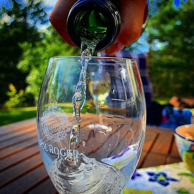 Vissa lever för att dricka champagne, jag dricker champagne för att leva!