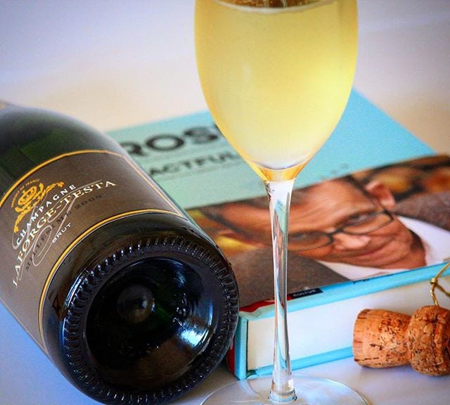 Ett glas champagne som lämpar sig utmärkt till aftonens lektyr. Vilken bok alltså ? _______________ ? Laforge-Testa Millésime 2008 Brut (nr 97039; 379 kr). 55% Pinot Noir och 45% Chardonnay. 1,0 g/100 ml (Brut). ? Tydlig arom av honung, äpple, päron, plommon och brioche. Torr, frisk och komplex med hög, men väl balanserad syra. Väldigt trevliga toner av honung, rött äpple, nötter, päron, mogna citrusfrukter, pomerans och ljust bröd. Eftersmaken är lång och den tappar lite balans i slutet. I fyra generationer har Champagnehuset Laforge-Testa varit familjeägt och de är lokaliserade i Marne-området, i Charly-sur-Marne. Mycket utav hanteringen kring produktionen är hantverksmässigt utfört för hand och man försöker även bejaka och bespara naturen så mycket det går. Den är ljust gul med många och långvariga bubblor som sprider en härligt utvecklad arom av primärt rört äpple, päron och honung. Smaken är mycket komplex och upplevs utvecklad. Detta är ett mousserande vin som verkligen skall njutas nu eller max inom fem till tio år. Den är rätt lik 2002an och för ett pris under 400 får man se det som en bra investering! ? 8,0 (mycket bra Champagne)! _______________ @naturochkultur @orrefors