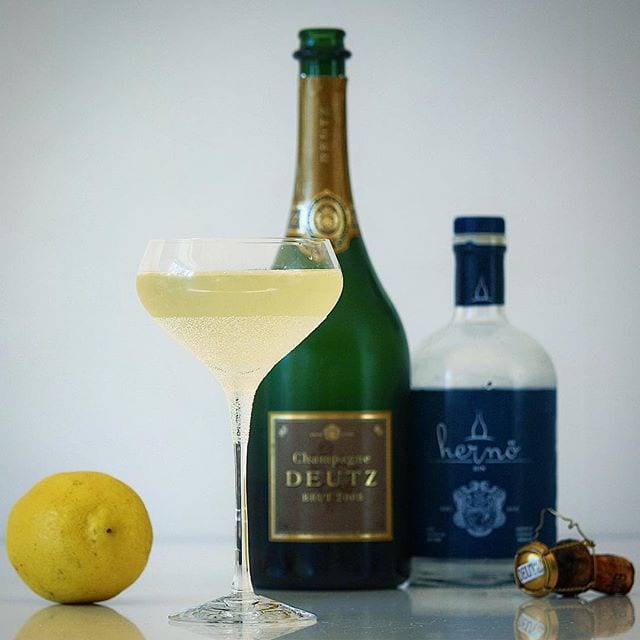 En klassisk (och supergod) cocktail med mousserande vin är French 75. Skapad 1915 av Harry MacElhone och namnet åsyftar troligtvis en ”French 75 mm field gun”.
2 cL sockerlag
? 2 cL citronjuice
2 cL bra Gin (typ @hernogin)
️Blanda +?+och skaka i med is. Toppa upp med Champagne eller Prosecco.
@erikalagerbielke @orrefors @swedishbrandwines @champagnedeutz