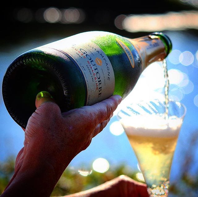 Så händer det igen; en exceptionell årgångschampagne under 400 kr som både är från en Grand Cru-by (bästa läget) och superåret 2008!! Alla stjärnor och planeter står i linje - detta kan vara en av sommarens bästa champagner!
_______________
? Henri Goutorbe Millésime 2008 Grand Cru (nr 99023; 396 kr).
75% Pinot Noir och 25% Chardonnay.
0,8 g/ 100 ml (Brut).
? Intensiv och fruktig med toner av moget gult äpple, honung, inlagd frukt och choklad.
Mustigt fruktig smak med friska toner av gult äpple, apelsin, ljust bröd, persika, ananas, nougat och krita.
Henri Goutorbe ägs och drivs sedan 1970-talet av René Goutorbe och hans hustru Nicole tillsammans med barnen Elisabeth, Bertrand och Etienne. Egendomen omfattar 22 hektar vingårdar och de driver även en plantskola för vinstockar. Granne med Bollinger, Deutz och Ayala i Aÿ har denna lilla odlare lyckats åstadkomma rejält trivsamma skapelser som säljs till ett fantastiskt lågt pris! Aromprofilen är primärt baserad på fruktiga mogna äpplen, nougat och tropiska frukter, men det finns en hel del komplexa underliggande toner som dyker upp i olika omgångar. Bra nu och kommer säkerligen att utvecklas väl de närmaste 10-15 åren! Detta är ett absolut superbt köp till en fenomenalt låg prislapp! Stark köprekommendation på den!
? 9,0 (exceptionell champagne)!
_______________
@orrefors @champagnehuset @wipwine @champagne_hgoutorbe