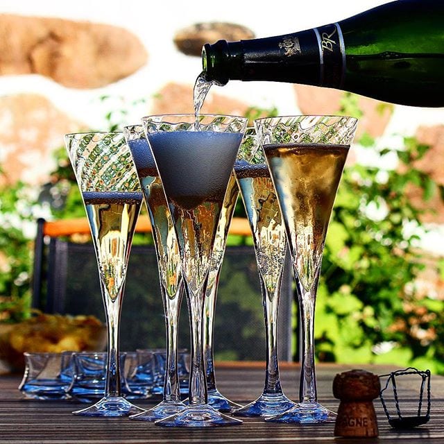 Äntligen dags för #fredagsbubbel! Vad njuter ni för gott denna härliga sommarkväll? Skål på er alla!!