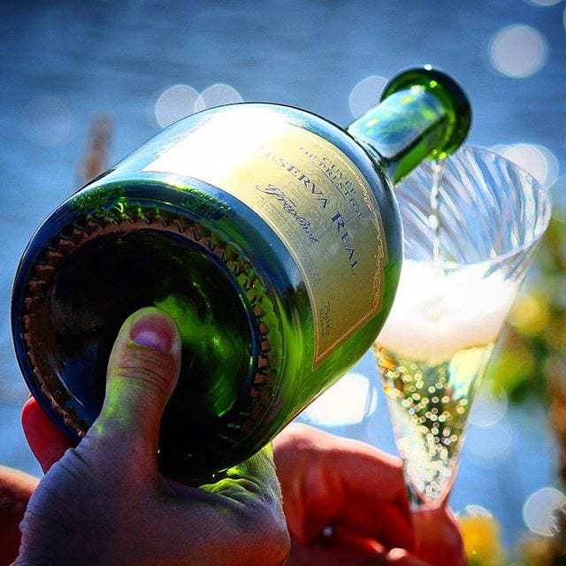 Hoppas även ni njuter bubbel ikväll!?! Äntligen dags för mig att poppa lillördagsbubblet! Skål!
_______________
? Freixenet Reserva Real Brut (nr 88959; 209 kr).
 1/3 vardera av Parellada, Macabeo och Xarel.lo.
 0,4 g/ 100 ml (Brut).
? En lätt och frisk doft som domineras av äpple, päron, citrus och ljust bröd.
 Smaken är även den frisk, fräsch samt torr med inslag av gult äpple, apelsin, bröd, mineral och melon. Lång och trivsam eftersmak.
 1987 besökte den Spanska kungafamiljen vinhuset Freixenet och i samband med detta lanserade man detta bubbel som lagrats 30 månader innan degorgering. Detta är, trots sitt höga pris inom Cava-segmentet, en riktigt god och prisvärd skapelse som är lätt utvecklad, men samtidigt pigg och fräsch. Tydliga äppeltoner möter en pigg citrusfrukt och mineral. Eftersmaken är lång och uppleva härligt frisk. Är man ett Freixe-fan bör man verkligen prova denna!
? 8,5 (mycket bra Cava).
_______________
@orrefors @freixenet @freixenetsverige
