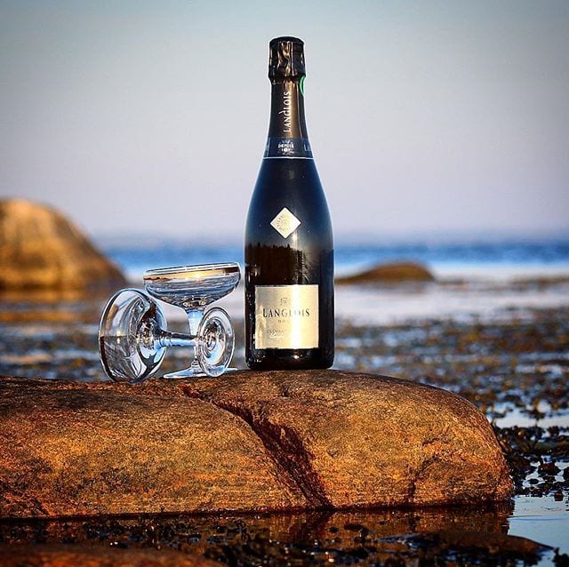 Att sitta här och svalka fötterna i havet med vetskapen att en härligt kyld flaska bubbel väntar senare är paradiset!
@dinvinguide.se @arvid_nordquist @langlois.chateau