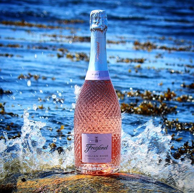 Vad tycker ni om dessa havskylda skapelser?
Freixenet Italian Sparkling Rosé Extra Dry (nr 72739; 99 kr) är faktiskt en Spumante (mousserande vin från Italien) och Prosecco DOC (nr 77774; 99 kr) en Prosecco (mousserande vin från Venetien i norra Italien) trots att företaget normalt sett gör Cava (mousserande vin från Spanien). Förvirrande
@freixenet @freixenetsverige