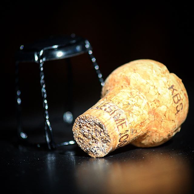 Ibland hittar man små kristaller i korken och det är inte socker utan något som ofta kallas för vinsten. Den korrekta benämningen är egentligen Kaliumvätetartrat och det uppstår som en restprodukt vid vinframställning. Kaliumjoner (K+),som kommer från vindruvan, reagerar med vinsyran (C4H6O6) och bildar detta kristallina salt. En vanlig uppfattning av dessa kristaller är att vinet är av god kvalité, men egentligen visar det bara att vinet inte kylfiltrerats innan buteljering. Det är helt ofarligt och smaklöst så häll inte ut vinet om du råkar ut för dem.