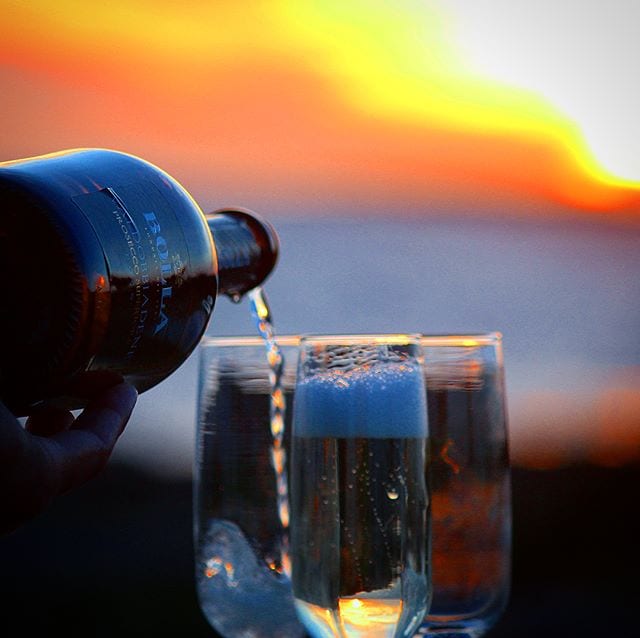 Återigen får det bli bubbel i solnedgången - en svårslagen kombination! Denna afton är det en Prosecco som glittrar i glasen. Har ni provat den?
_______________
? Bolla Valdobbiadene Prosecco Superiore (nr 77753 129 kr).
100% Glera.
1,4 g/ 100 ml (Extra Dry).
? Diskret fruktig doft med lätt inslag päron, gröna äpplen, melon och vingummi.
Halvtorr och frisk smak av äpple, päron, citrusskal, ljust bröd och persika med mindre toner av mineral.
Bolla grundades redan 1883 och idag producerar de vin från fem regioner. Man är mest kända för sina viner från Venetien. Själva skapelsen är halmgul med ihållande små bubblor. Det märks att man försökt modernisera proseccon då både doften och smaken inte direkt får en att tänka på päronsplit utan ett mer raffinerat mousserande vin. Både doften och smaken har inslag av en klassisk prosecco, men man låter inte päronsmaken ta överhand samt den är sammetslen utan att vara för fruktigt söt. Att den är baserad på druvor från Valdobbiadene som är DOCG-klassad (högsta kvalitetsnivån) märks!
? 8,5 (mycket bra Prosecco).
_______________
@domainewines @cantinabolla