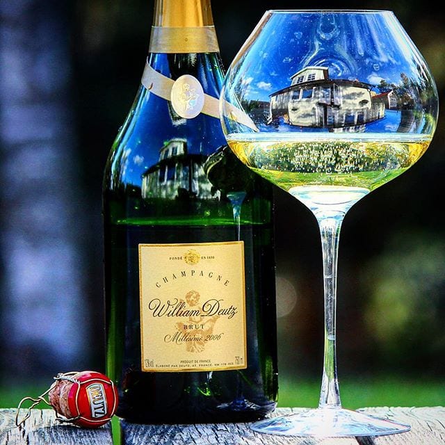 ”Lång bilfärd kräver god champagne.” -Okänd
Låter som ett bra citat att följa ikväll!
_______________
? Deutz Cuvée William 2006 (nr 91819; 1287 kr).
66% PN, 29% C och 5% PM.
0,6 g/100 mL (Brut)
? Komplex doft med utvecklade toner av moget rött äpple, gula plommon, ingefära, knäck, konserverad persika och torkade aprikoser.
Komplex, torr och mogen smak med en balanserad syra och härlig äppelfruktighet med toner av röda äpplen, citrus, mineral, honung, nougat och aprikos.
En djupt gyllen skapelse med ytterst små och fina bubblor. Den har en mycket aromatisk doft som primärt går mot mogna röda äpplen, tropiska frukter och honung. Smaken är, även den, främst baserad på Pinot Noir-nyanser med rött äpple, citrus och nougat, men det finns även underliggande aromer som lyfter komplexiteten ytterligare. Deutz har två prestigechampagner, Cuvée William Deutz samt den ännu dyrare Amour de Deutz. Personligen gillar jag främst Cuvée William!
? 9,5 (exceptionell champagne)!
_______________
@swedishbrandwines @champagnedeutz
@orrefors