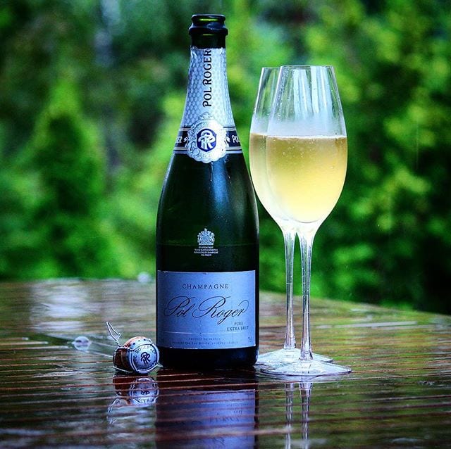 Att det har regnat hela dagen är inget som stoppar mig från att njuta en härlig Pol Roger! Skål!
_______________
? Pol Roger Pure Extra Brut (nr 77069; 459 kr).
 33% vardera av PN, PM och C.
 0,1 g/100 mL (Extra Brut).
? Diskret, brödig doft med inslag av grönt äpple, citrus, nougat, blommor och mineral.
 Torr, frisk, harmonisk smak med inslag av rött och grönt äpple, honung, citrus, choklad, rostade nötter och mineral. Syran är utmärkt balanserad.
 1849 sålde den 18 årige Pol Roger sitt första vin till en handlare i sin hemby Aÿ. Detta var startskottet för en av världens mest kända Champagnehus. 1851 flyttade firman till Epernay och 1855 påbörjade Pol produktionen av Brut Champagne. Pol Roger är fortfarande familjeägt och äger idag 85 hektar vingårdar runt Epernay och dessa täcker 45 % av behovet. Resterande 55 % tas från Pinot-byar för att ge ryggrad åt vinerna. Produktionen är cirka 1,4 miljoner flaskor per år. Detta är en trevligt, mycket torr, skapelse med en doft och smak som är väldigt lika varandra. Många Extra Brut eller Brut Nature kan vara obalanserade i syran och samtidigt slutna i smaken, men inte denna skapelse! Primärt är det citrustonerna och rött äpple som framkommer med en underliggande trivsam mineralitet.
? 8,5 (mycket bra Champagne)!
_______________
@orrefors @pol_roger
