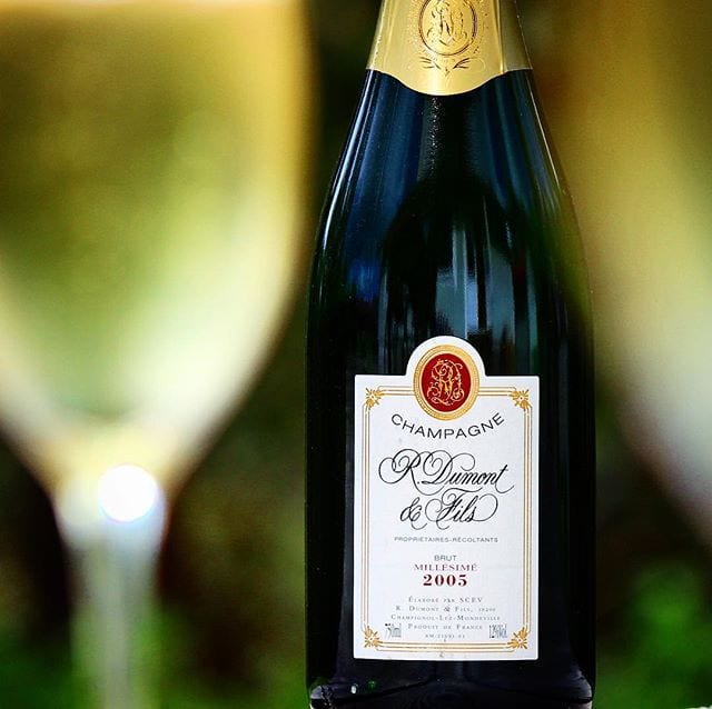 ”Va, provar han Gammel Dansk? Nu blommar löken!” Lugn, det är bara veckans torsdagschampagne som har en snarlik etikett
_______________
? R Dumont Brut Millésime 2005 (nr 77501; 399 kr).
 75% Pinot Noir och 25% Chardonnay.
 0,6 g/ 100 ml (Brut).
? Fruktig doft av äppelskal, mandel, rostat bröd, honung och nötter.
 Frisk och fruktig smak lime, grapefrukt, rostat bröd, nötter, röda bär och flinta.
 I byn Champignol-lez-Mondeville i Côte des Bar producerar Bernard Dumont sina champagner. Samtliga buteljer är ekologiskt certifierade enligt Franska regler, men tyvärr inte enligt EUs och får därmed inte kallas “Ekologiskt” då de säljs på Systembolaget. Trots att etiketten för tankarna till Gammel Dansk är innehållet är allt annat än bittert! En fin gyllenegul kreation som legat 6 år på jästfällningen. Det är en bra champagne med balanserad syra som är full med kraft. Spännande mustiga smaker som ömsom tar en till tropikerna och ömsom in i ett äppelmusteri.
? 8,5 (mycket bra Champagne).
_______________
@orrefors