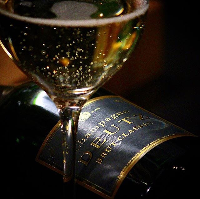 Idag är en av dessa kvällar då man inte orkar komponera en lång recension utan hellre bara njuter av flaskans innehåll. Vad tycker ni själva om Deutz Brut Classic (nr 7487; 415 kr)? Jag tycker att den är förförande god!
@swedishbrandwines @champagnedeutz