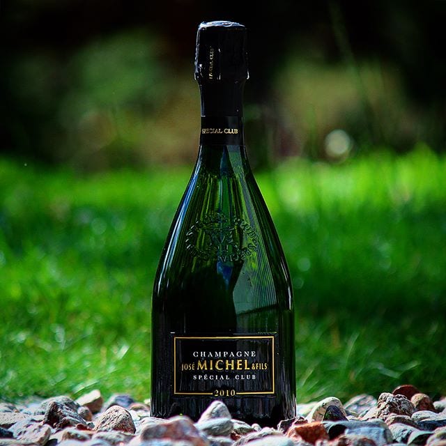 Lite bubbel på söndagar piggar alltid upp. Det är ett skönt sätt att runda av helgen och boosta lite inför den kommande veckan.
_______________
? José Michel & Fils Special Club 2010 (nr 70518; 1373 kr (återfinns i en blandlåda med 3 olika skapelser från José Michel).
 50% Pinot Meunier och 50% Chardonnay.
 0,6 g/100 g (6 g/L).
? Mustigt fruktig doft med toner av apelsin, ljust bröd, mogna äpplen, nougat och honung.
 Smaken är även den frisk och fruktig, men även en viss komplexitet. Den har en viss lagringston men mest tydligt är den härligt mustiga äppelsmaken. Vidare finner man nyanser av citrus, mineral och nougat.
 Ett bra vin där pinot meunier-druvans fulla kraft kommer fram och man känner det lite jordigt komplexa djup som oftast inte återfinns i vanliga champagner. Jag är väldigt förtjust i denna druva då den ger en lite annorlunda upplevelse än vad man är van vid. Det är även härligt med Chardonnay-druvans fräschör som balans. Smaken ligger även kvar länge i munhålan vilket gör att detta vin kan njutas en lång stund. Skapelsen är härligt ljusgul och bubblorna är pigga och långvariga.
? 8,5 (mycket bra Champagne)!
_______________
@champagnehuset @champagnejosemichel @orrefors