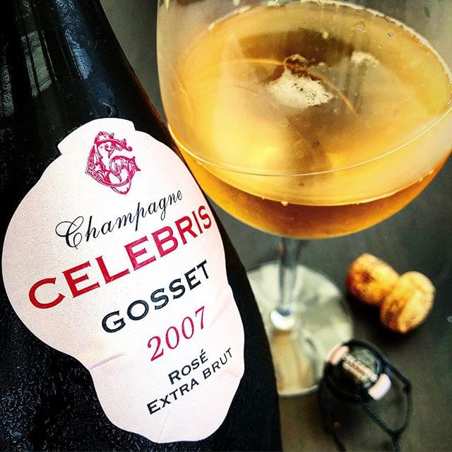 Äntligen fredag!! Vad njuter ni ikväll? Vi slår på stort och öppnar upp en Celebris Rosé 2007, men trots att den är mycket god så är den inte riktigt så bra som jag hoppats på. Skål!!
_______________
? Gosset Celebris Rosé 2007 (nr 77264; 1179 kr).
 41% Pinot Noir och 59% Chardonnay
  0,5 g/100 ml (Extra Brut).
? Komplex och fruktig med toner av körsbär, jordgubb, hallon och vanilj.
 Väldigt torr, fruktig, komplex med inslag av körsbär, hallon, smultron, vanilj, svarta vinbär, tranbär och granatäpple.
 Champagnehuset Gosset är det äldsta vinhuset i Champagne. Det etablerades 1584, men det var först under 1700-talet som man började producera champagne. En ljust orangeskimrande höstlövsfärgad kreation med mängder av små små bubblor som aldrig tycks ta slut. Den inehåller 41% pinot noir, men av dessa är 7% rött vin. Den är härligt knastertorr med en frisk fruktighet och ett djup som är fantastiskt! Smakerna är som en explosion i munnen och avlöser varandra i en kavalkad av nyanser, men som försvinner relativt snabbt. Priset är givetvis högt, men för det får man en skapelse som är riktigt spännande och en underbart trivsam upplevelse!
? 8,5 (mycket bra champagne)!
_______________
@orrefors @espumante_ab @champagne_gosset @champagnegossetofficiel