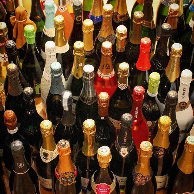 ️TÄVLING️
I samarbete med @dinvinguide.se har jag fått möjlighet att tävla ut presentkort á 1000 kr från Sweden Wine Club! Allt du behöver göra är att svara på frågan; ️I vilket land görs champagne?
️Följ @dinvinguide.se ️Tagga några vänner som gillar bubbel!
På torsdag presenteras fem vinnare som får var sitt presentkort! Vågar man inte så vinner man aldrig! LYCKA TILL!!