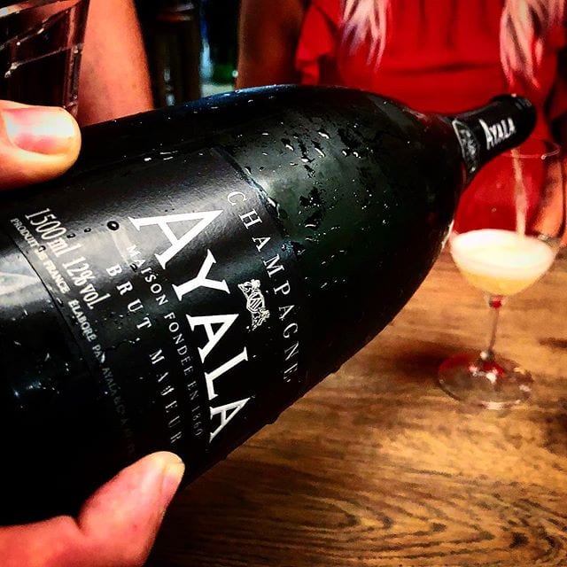 När man njuter Burgers & Bollinger på @jureskogs så gäller det att vara rebell och, utöver all Bollinger, välja Ayala istället! Givetvis på magnum - allt blir godare med magnum.
_______________
? Ayala Brut Majeur (nr 89419; 379 kr eller Magnum; 76781; 799 kr).
 40% PN, 20% PM och 40% C.
 0,7 g/ 100 ml (Brut).
? Komplex och frisk doft med inslag röda äpplen, rostat bröd, hasselnötter, ananas och apelsin.
 Torr, frisk och krämig smak med toner av röda äpplen, rostat bröd, tropiska frukter, nötter, mogen citron och mineral.
 Ayala är ett av det äldsta Champagnehusen i Grand Cru-byn Aÿ, grundat år 1860. Man är känd för sina eleganta och friska Chardonnaydrivna Champagner med låg dosage. Just denna skapelse är en aromatisk och välbalanserad champagne med en fin mousse, frisk syra och inslag av röda äpplen, citrus och eleganta brödiga nyanser med lång eftersmak. Kan med fördel lagras mellan 2-3 år. Vinet ligger på sin jästfällning i minst 2,5 år före degorgering, därefter vilar det ytterligare 2 till 3 månader. Känslan när man häller upp denna skapelse är att den liknar en ung Taittinger Comtes de Champagne (nr 90301; 1200 kr), men för en spottstyver av priset! Riktigt härligt bubbel och gillar man rostade toner så är detta något som bör provas!
? 8,5 (mycket bra Champagne).
_______________
@arvid_nordquist @champagne_ayala_official @jureskogs