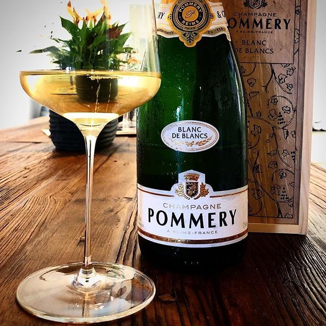 Oups, det blev visst en till skapelse denna kväll - även den relativt nylanserad!
_______________
? Pommery Apanage Blanc de Blancs (nr 75319; 399 kr).
 100% Chardonnay.
 0,4 g/100 ml (Brut).
? Frisk och fruktig med toner av vita blommor, gult äpple, nötter och mineral.
 Torr, frisk och fräsch. Toner av moget äpple, tropiska frukter, vita blommor, lime och mineral.
  Pommery Apanage Blanc de Blancs är en, nyligen lanserad, champagne som är tänkt att kvalitetsmässigt placera sig snäppet under deras årgångschampagne, men med ett konkurrerande lägre pris. Det är en trivsam skapelse med en initial pigg syra, fina äppel- och citrustoner samt viss mineralitet. Vid uppvärmningen mattas aromprofilen av aningens och en syran får större spelrum. Eftersmaken är meddellång, men spännande intensiv. Då den endast kostar 14 kr mer än deras standardcuvée Brut Royal (nr 7590; 385 kr) så upplevs ändå denna skapelse betydligt mer prisvärd! Vidare är det riktigt härligt att den kommer i en stilig trälåda!
? 8,5 (mycket bra champagne)!
_______________
@domainewines @champagnepommery