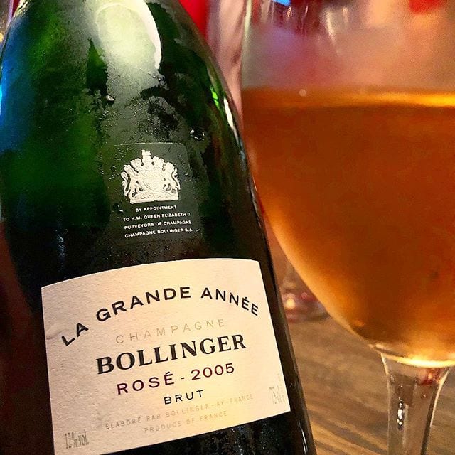Ok, jag måste erkänna - det blev en hel del Bollinger ikväll
_______________
? Bollinger La Grande Année Rosé 2005 (endast 2007 tillgänglig nu: 95544, 1299 kr).
72% Pinot Noir och 28% Chardonnay.
0,7 g/ 100 ml (Brut).
? Komplext brödig doft med inslag hallon, blodapelsin och röda vinbär.
Torr, frisk och fräsch skapelse med höstäpplen, inslag av hallon, smultron, röda vinbär, grapefrukt, nötter och mineral.
Bollinger är ett champagnehus grundat 1829 i Aÿ av Hennequin de Villermont, Paul Renaudin och Jacques Bollinger. Det ägs och styrs idag av femte generationen efter Jacques Bollinger. En subtil blandning av ett dyrbart vin och en unik vingård, så beskriver huset själva Bollinger La Grande Année Rosé. 95 % av druvorna kommer från Grands crus och 5% kommer från Premiers crus. 13 crulägen används, framförallt Aÿ, Verzenay för Pinot Noir och Avize, Chouilly och Mesnil-sur-Oger för Chardonnay. Den första jäsningen sker på gamla små ekfat för att maximera komplexitet och lagringspotential. Innan andra jäsningen tillsätts 5 % högklassig Pinot Noir från Bollingers berömda vingård Côte aux Enfants. Vinet försluts sedan med naturkork och den andra jäsningen ligger minst sex år på sin jästfällning. Den har en stor och komplex doft av nybakat bröd, mineral, röda höstäpplen, körsbär, rostade hasselnötter och en nyans av choklad. Torr, koncentrerad och nyanserad smak med toner av röda höstäpplen, blodgrapefrukt, mineral och en mild, mycket subtil ton av choklad. Aptitretande krispig syra och krämig mousse med en mycket lång eftersmak. Den får dock inte vara för kall för då hämmas aromerna.
? 8,5 (mycket bra Champagne).
_______________
@arvid_nordquist @champagne_bollinger