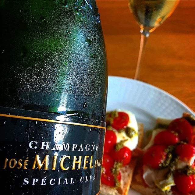 Äntligen fredagsbubbel, som jag längtat! Vad njuter ni ikväll? Själv har jag precis öppnat José Michel Special Club 2012 (nr 97032; 439 kr) och kombinerat den med en enkel bruschetta med mozzarella! Så gott!!!
@orrefors @champagnehuset @champagnejosemichel