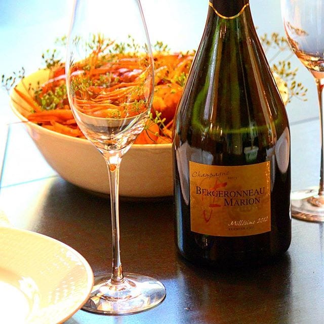 Ännu ett bra bubbel att ackompanjera kräftskivan och som inte kostar skjortan! Härlig citrus som bryter av sältan och umamin! Skål!!
_______________
? Bergeronneau-Marion Premier Cru (nr 77322; 399 kr).
 1/3 vardera av PN, PM och C.
 0,8 g/ 100 ml (Brut).
? Ung, citrus- och mineraldriven doft med en uns av jäsande bröd.
 Torr, frisk och fräsch med tydliga toner av äpple, citron, lime, grapefrukt, stenfrukter, mandel och mineral.
 Detta är Bergeronneau-Marions årgångschampagne från det hyllade året 2012. Skörden detta år var ganska liten, men varmt väder i augusti och september gav druvor med mycket hög kvalitet. Den är relativt nydegorgerad, men man känner att det finns en hel del underliggande krafter vilande som väntar på att förlösas. Det här är en tydligt citrusdriven kreation med en härlig syra. Denna gång ackompanjerades den med kräftor vilket gav ett mycket bra utfall då sältan och umamin samarbetade bra med bubblet! Kan helt klart rekommendera denna till skaldjur!!
? 8,5 (mycket bra Champagne).
_______________
@orrefors @conveija @champagnebergeronneau.marion