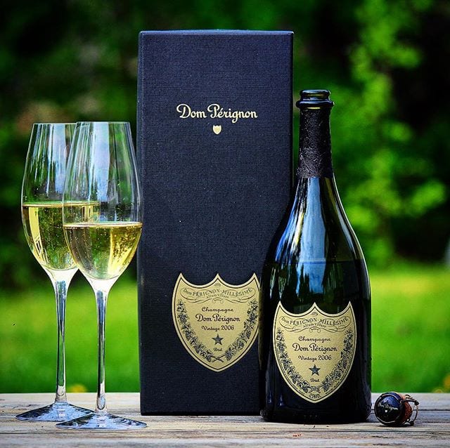 Valvaka på rätt sätt! Hur njuter ni ikväll?
_______________
? Dom Pérignon 2006 (årgång 2009 nr 7428; 1424 kr).
60% Chardonnay och 40% Pinot Noir.
0,3 g/100 mL (Brut).
? Frisk och fruktig doft med inslag av röda äpplen, mineral, rostat bröd, grapefrukt och hasselnötter.
Torr, komplex, mycket frisk smak med inslag av röda äpplen, tropiska frukter, rostat vitt bröd, choklad, nötter och grapefrukt.
Moët & Chandons prestige-cuvée som endast görs de år då kvalitén på skörden varit mycket god. Det är verkligen en härligt komplex kreation och som uppvisar stor potential för lagring. Den blir dock först prisvärd ~2026. Både doften och smaken är mycket nyanserad med spännande förändringar under temperaturökningen.
? 9,0 (exceptionell Champagne)!
_______________
@orrefors @moetchandon @moethennessy