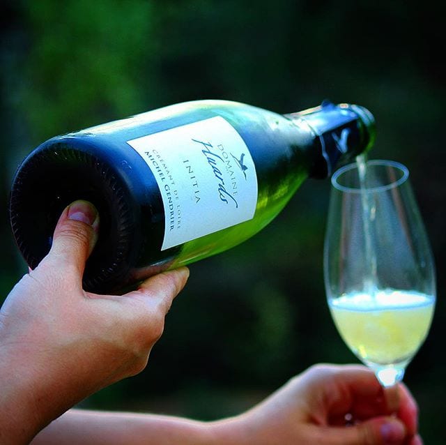 Är man en Crémant-jägare så är denna ett måste! Frisk, fräsch och med en mjuk högkvalitativ syra! Skål!
_______________
? Michel Gendrier Initia Crémant de Loire (nr 74532; 299 kr).
Majoritet av Chardonnay med viss del av Pinot Noir.
0,6 g/ 100 ml (Brut).
? Fruktig och frisk doft av päron, ljust bröd samt citrusfrukter.
Torr, komplex och med en markerad syra. Toner av grönt äpple, päron, grapefrukt, persika, ljust bröd, och mineral återfinns.
Michel Gendrier har drivit den 35 ha stora familjeegendomen ekologiskt sedan 1998 och är biodynamisk certifierade sedan 2013. Det är en vackert ljusgul skapelse med en frisk och fräsch doft och smak. Aromen domineras primärt av äpple, päron och citrusfrukter med en bakomliggande, mjuk, syra. Prislappen är hög för en Crémant, men så också kvalitén!
? 9,0 (exceptionell Crémant).
_______________
@kvalitetsviner #