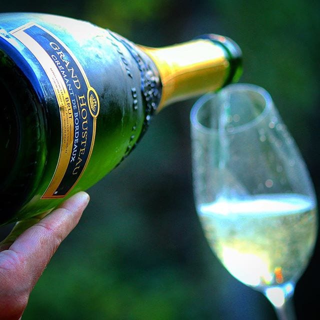 I Systembolagets beställningssortiment finns det endast två Crémant de Bordeaux och detta är en av dem!
_______________
? Grand Housteau Crémant de Bordeaux Brut (nr 79142; 129 kr).
30% Muscadelle och 70%, Sémillon.
1,2 g/ 100 ml (Brut).
? Diskret fruktig doft med lätt inslag päron, gröna äpplen, citrusfrukter, acacia och melon.
Frisk och fräsch smak av grönt äpple, päron, mogen citrus, ljust bröd och mindre toner av mineral.
Célène Bordeaux är resultatet av en sammanslagning mellan Bordeauxs mest kända producent av mousserade vin, Maison de Crémant de Bordeaux och familjeföretaget Lannoye, som äger tre vinslott i regionen Entre-deux-Mers. Célène Bordeaux håller till i byn Haux öster om floden Garonne. Vinerna produceras på samma sätt som i Champagne enligt den traditionella metoden, men här är det de klassiska Bordeauxdruvorna som ingår i blandningarna; Sémillon och Muscadelle. Vinet lagras minst 12 månader på sin jästfällning i kalkstenskällare under vinanläggningen. Det är en pigg och fräsch skapelse med en sammetslen textur och härligt blommig aromprofil med toner av mogen citrus. Smakmässigt är den mer lik en bättre Prosecco än någon skapelse från övriga Crémant-områden. Kul att prova!
? 8,0 (mycket bra Crémant).
_______________
@orrefors @vingruppen @vinunic @celenebordeaux
