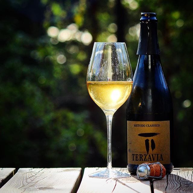 Söndagsmys på rätt sätt med bubbel från Sicilien! Spännande moget djup!
_______________
? Terzavia Nature Metodo Classico Brut (nr 78058; 349 kr).
 100% Grillo.
 0,6 g/ 100 ml (Brut).
? Frisk med inslag av moget äpple, vitt bröd, citron och mineral.
 Torr och frisk med trivsamma toner av rostat bröd, moget gult äpple, mogna citrusfrukter, plommon, russin och krita.
 Producenten Marco De Bartoli var ledande på 80-talet i att höja Marsalavinets status från att länge varit enkla matlagningsviner. Hans tre vuxna barn har nu tagit över, och tack vare dem har produktionen gått mer mot endruvsviner av lokala sorter. 50% av vinet har legat 12 månader på ståltank och resterande vinet har lagrats på franska ekfat. Efter tirage är tillsatt sker flasklagring i ca 18 månader. Jag upplever detta vin som mycket spännande av flera anledningar, bl.a. har jag aldrig tidigare provat druvan och den är mustigt frisk till gränsen mot en mogen champagne. Trots sin djupa fräschör tappar den en del i eftersmaken, men då är det bara att att ta en sipp till.
? 8,0 (mycket bra Spumante).
_______________
@kvalitetsviner @orrefors