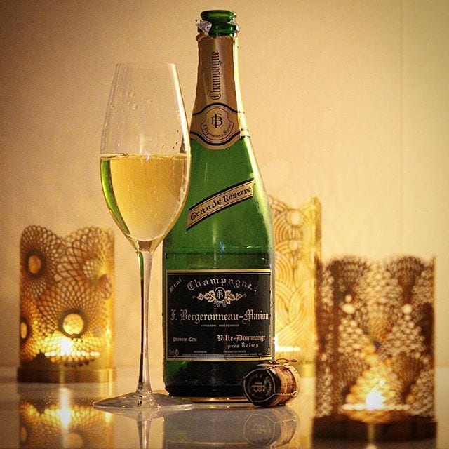 Jag får ofta frågan ”Vilken är den bästa champagnen upp till 250 kr?” och svaret är numera alltid denna! Maken till prisvärt hantverk får man leta efter! Perfekt att pigga upp en gråmulen tisdagskväll med.
_______________
? Bergeronneau-Marion Grande Réserve.
? nr 76754; 245 kr.
 30% PN, 60% PM och 10% C.
 0,9 g/100 mL (Brut).
? Frisk doft med toner av äpple, lime och flinta.
 Torr och frisk med en viss bakomliggande lätt sötma. Nyanser av moget grönt äpple, lime, ljust bröd, flinta och mineral.
 En champagne runt 250 kr som lyckas leverera en balanserad upplevelse med trivsamt fruktiga och friska inslag av äpple och citrus. Den har en lätt bakomliggande sötma som amplifierar upplevelsen och som även gör den mycket intressant för olika matparningar. Hela fyra år ligger den och mognar innan försäljning vilket ger en trivsam mognad. Detta är en mycket prisvärd skapelse som också finns som magnumflaska (nr 77679; 549 kr). Som sagt är den nummer 1 på min Champagne Top-5 upp till 250 kr. De övriga är Pannier Extra Brut (nr 2272; 249 kr), Alice Bardot Cuvée Belle Noire Brut (nr 75382; 199 kr), Beaumont des Crayères Grande Réserve (nr 7891; 229 kr) och Louis Massing Brut (nr 7403, 235 kr).
? 8,5 (mycket bra champagne)!
_______________
@champagnebergeronneau.marion @conveija @orrefors @skultuna1607