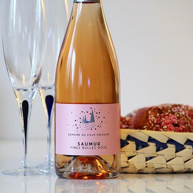 Kanelbullens dag är ett utmärkt svepskäl att öppna ett rosébubbel ? Valet föll på en skapelse från Loiredalen som funkade jättebra ihop med bakverket.
_______________
? Saumur Fines Bulles.
? nr 77723; 138 kr.
 100 % Cabernet Franc.
 1.0 g/100 mL (Brut).
? Frisk och fruktig med inslag av svartvinbärsblad, röda vinbär, jordgubbe, smultron och hallon.
 Torr, frisk och fruktig med toner av grapefrukt, rabarber, jordgubbe, svartavinbärsblad, smultron, röda vinbär och gräs.
 Ett laxrosa mousserande från Loiredalen som har ett härligt skimmer över sig. 18 månader tillåts den ligga på jästen vilket skapet en frisk och fräsch aromprofil som är tydligt druvtypisk. Det här bubblet är väldigt likt en icke-mousserande rosévin då den, tillskillnad från många andra mousserande rosébubbel, inte helt baseras på jordgubbar, smultron och hallon utan mer svartvinbästblad, grapefrukt och gräs. Riktigt trevligt rosébubbel som passade bra till kanelbullen.
? 8,0 (mycket bra Mousseaux)!
_______________
@selectedfrenchwine @saumurvaldeloire @orrefors