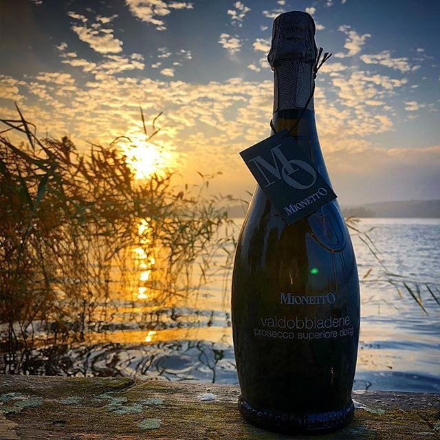 Vad njuter du för gott bubbel ikväll? Själv sitter jag vid vattenbrynet och skall precis korka upp kvällens första bubbel! Magiskt alltså
_______________
? Mionetto Valdobbiadene Prosecco Superiore.
?nr 76289; 120 kr.
 100% Glera.
 1,5 g/100 ml (Extra Dry).
? Diskret fruktig doft med lätt inslag päron, gröna äpplen, acacia och melon.
 Frisk och fräsch smak av grönt äpple, päron, citrusskal, ljust bröd och acacia med mindre toner av mineral.
 Mionetto ligger i nordöstra Italien i området Prosecco. Företaget grundades 1887 av Francesco Mionetto och har sedan dess haft stora framgångar i Italien och på många exportmarknader. I USA är Mionetto den bäst säljande Proseccon. Just denna skapelse är halvtorr, fruktig och frisk med inslag av honung och persika. Den ska med fördel serveras väl kylt. En riktigt god prosecco som ger en känsla av sommar när den öppnas. Här finner man en ren känsla och inte den ”päronsplitt” som ofta återfinns i olika, aningens sämre, Prosecco. Den bör njutas väl kyld å den blir lite tråkig vid uppvärmning. Den friska smaken gör att vinet passar både som sällskapsdryck och till mat.
? 8,5 (mycket bra Prosecco)!
_______________
@mionetto_se @mionetto_prosecco @henkellalkoholfri