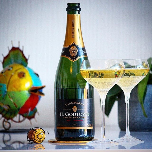 Äntligen dags att öppna kvällens bubbel från, enligt mig, en av årets bästa blandlådor! Hoppas även ni har en underbar kväll! Skål!
_______________
? H. Goutorbe Cuvée Prestige Brut från blandlådan Champagnehuset Collection Epernay.
? nr 72452; 2094 kr.
 75% Pinot Noir och 25% Chardonnay.
 0,8 g/100 ml (Brut).
? Fruktigt frisk med toner av citrus, gult äpple och mineral.
 Torr, komplex, lätt utvecklad med inslag av gula äpplen, apelsin, äppelkärnor, tropiska frukter och rostat bröd.
 Henri Goutorbe ägs och drivs sedan 1970-talet av René Goutorbe och hans hustru Nicole tillsammans med barnen Elisabeth, Bertrand och Etienne. Egendomen omfattar 22 hektar vingårdar och de driver även en plantskola för vinstockar. Granne med Bollinger, Deutz och Ayala i Aÿ har denna lilla odlare lyckats åstadkomma rejält trivsamma skapelser som säljs till ett fantastiskt lågt pris! Initialt möts man av en lätt skapelse med hög syra, men vid ökande temperatur framträder en aromkaskad utan dess like där gult äpple dansar vals med tropisk frukt. En fantastisk blandlåda med underbart innehåll!
? 8,5 (mycket bra Champagne).
_______________
@champagne_hgoutorbe @champagnehuset @gbgvinhus @orrefors