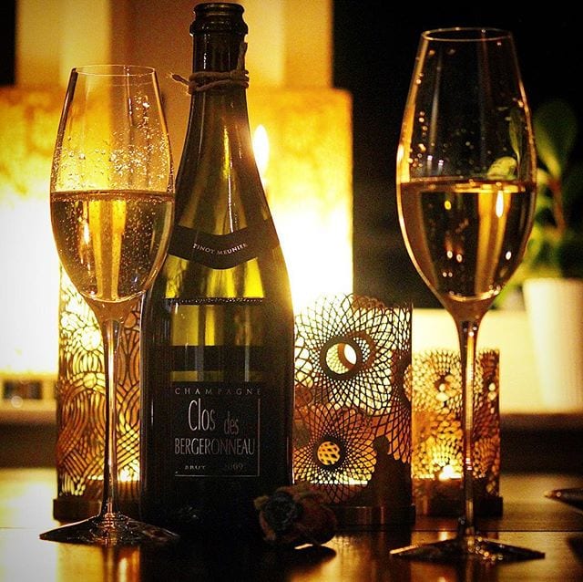 Hur avslutar man då en underbar helg? Jo, med ett glas bra bubbel såklart! Skål!
⠀⠀⠀⠀⠀⠀⠀⠀⠀
? Clos de Bergeronneau Millésime 2009.
? nr 77269; 748 kr.
 100% Pinot Meunier.
 0,7 g/100 mL (Brut).
? Mustigt fruktig doft med toner av apelsin, ljust bröd, mogna gula äpplen, nougat och honung.
 Torr, fruktig och fräsch. Toner av gult äpple, tropiska frukter, citrusfrukter, nougat, kanderad frukt, honung och mineral. Lite lätt syrlig i eftersmaken.
 En mycket spännande skapelse helt baserad på den blåa druvan Pinot Meunier som kommer från gamla vinrankor (över 70 år). Den har en aromprofil som får betecknas som mustigt komplex med tropiska frukter, gula mogna äpplen och nougat som blandas med honung och kanderad frukt. Vingården ligger mitt i Villedommange och en mur löper runt vingården vilket gör att de kan använda beteckningen "Clos". Årgång 2008 var champagnehusets absolut första årgångschampagne och de introducerade sig själv på marknaden med bravur! Vad gäller 2009 följer denna föregångaren mycket väl. Jag upplever att 2008 var aningens mer fruktkoncentrerad, men då denna precis lanseras är det inte omöjligt att lite flasklagring tar upp den på samma nivå. Spännande och fantastiskt god!
? 8,5 (mycket bra champagne)!
⠀⠀⠀⠀⠀⠀⠀⠀⠀
@orrefors @conveija @champagnebergeronneau.marion