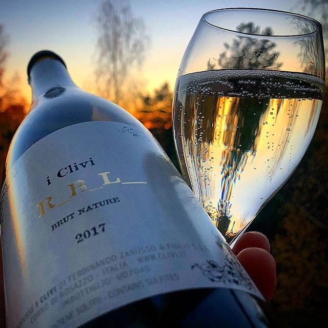 Råkade skriva Cava, men det var ju en Spumante jag skulle prova och inget annat. Utan tillsatt socker är det en härligt torr skapelse som passar perfekt en söndag.
_______________
? I Clivi R_B_L 2017.
? Nr 73174; 249 kr.
 100% Ribolla Gialla.
 0,1 g/100 mL (Brut Nature).
? Fruktig doft med inslag av äpple, päron, citrus, örter, mandel och mineral.
  Torr, mycket frisk, fruktig smak med inslag av gröna äpplen, päron, citrus, örter och krita.
 I början på 90-talet övertogs två vingårdar av Ferdanando Zanusso och dessa restaurerades varsamt. Man fokuserar på en hel del olika druvor, men en av dem är den ”gamla” druvan Ribolla Gialla som denna skapelse vestår till 100% av. Druvorna skördas förhand i slutet av september. Detta är ett mousserande utan andragångsjäsning. Vinet genomgår sin alkoholjäsning i en stor ståltank och när det är 20 gr socker/liter kvar stängs ståltanken igen. Därefter bildas det bubblor av koldioxiden som bildas naturligt och den återstående jästen äter upp nästan allt socker. Det är en mycket torr skapelse med tydliga toner av äpple, päron och citrus. Eftersmaken är kort, men har en trivsam örtig ton. Kul vin och spännande att prova en ny druva.
? 8,0 (mycket bra Spumante).
_______________
@kvalitetsviner @icliviwine