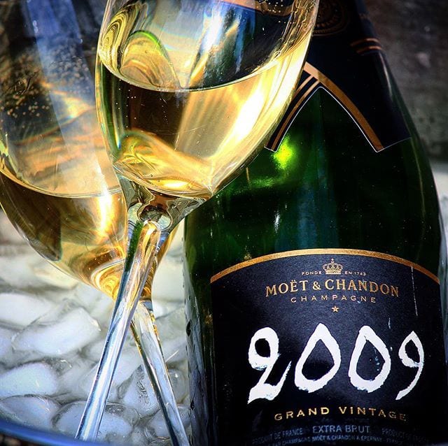 Har ni poppat kvällens bubbel? ”Gör de rätt, ta Moët”, brukar alltid min mor säga och i detta fall har hon rätt! Skål!
_______________
? Moët & Chandon Grand Vintage 2009.
? Nr 7545; 505 kr.
 50% PN, 14% PM och 36% C.
 0,5 g/100 mL (Brut).
? Gula plommon, nougat, citrus, persika, rostat bröd och mineral.
  Torr, mycket frisk smak med inslag av rostat bröd, gula äpplen, valnötter, persika och grapefrukt.
 Moët & Chandons Grand Vintage champagner skapades för första gången 1842 för att uppfylla kraven från brittiska och amerikanska finsmakare för mer mogna viner. Årgång 2009 är vinhusets 73:e vintage  och den har legat på jästen i hela 7 år. 2009 inleddes med en av de kallaste vintrarna på 15 år. Våren var frostfri men fylld med ett antal skyfall och stormar. Alla dessa problem glömdes i mitten av juli då vädret var konsekvent varmt, torrt och soligt
vilket gjorde att sockerarterna och aromen kunde utvecklas väl i druvorna. Detta är en fulländad produkt som smakar likt en ‘Vintage’ skall smaka. Fantastiskt djup, lång eftersmak, underbar arom och finfina bubblor.
? 8,5 (mycket bra Champagne).
_______________
@orrefors @moetchandon @moethennessy @erikalagerbielke