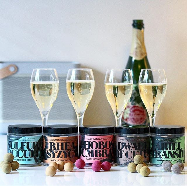 Har ni provat att kombinera lakrits med bubbel? Det kan bli fantastiskt spännande smakupplevelser! Jag införskaffade mina via @lakritsroten men det finns givetvis andra som säljer. Dock är dessa fem mina favoriter och nedan hittar ni även förslag på hur dessa kan ackompanjera bubbel!
__________
 SULFUR OCCULT – Saltlakrits rullad i belgisk mjölkchoklad pudrad med mycket salmiak.
? Victoria Prosecco Black Edition La Dolce Vita Brut (nr 78225; 149 kr).
___
 RHEA SYZYGY – Sötlakrits rullad i belgisk Dulce De Leche choklad med havssalt och krispiga conrflakes.
? Ecoltura Prosecco (nr 77018; 99 kr).
___
 PHOBOS UMBRA – Saltlakrits rullad i belgisk mjölkchoklad med tydliga toner av äkta hallon.
? Louis Bouillot Crémant de Bourgogne Rosé Brut (nr 7781; 129 kr).
___
 DWARF OF CETUS – Sötlakrits rullad i belgisk mjölkchoklad pudrad med Iranskt lakritspulver.
? Freixenet Prosecco (nr 77774; 99 kr).
___
 ARIEL TRANSIT – saltlakrits rullad i belgisk mörk choklad med tydliga toner av äkta lime.
? Bergeronneau-Marion Grande Réserve (nr 76754; 249 kr).
__________
@conveija @champagnebergeronneau.marion @domainewines @louisbouillotofficial @victorialadolcevita @freixenet @freixenetsverige