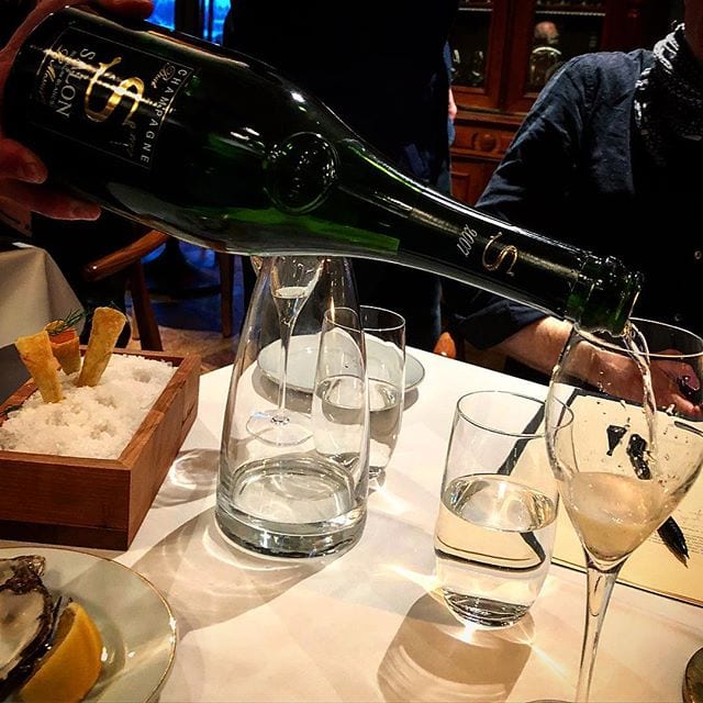 Äntligen helg och bubblet är upphällt, men idag är det inte vilket bubbel som helst utan ett av Champagnevärldens mest exklusiva champagne - Salon 2007 (nr 90429, 3999 kr, 120 flaskor släpps 7/12)!! Denna mytiska champagne, där mycket av tillverkningen är höjd i dunkel, är nummer 41 i ordningen sedan starten 1911.
Spännande doft av ostronskal, havsvatten, nougat och mineral blandas med en lätt sluten smak av citrusfrukter, grönt äpple, nougat, äppelkärnor och mandel. Efter lite tid i glaset framträder en djupare nyansering som siar om viss utveckling över tid. Som alla produkter i det absoluta toppskiktet är den både dyr och väldigt oprisvärd, men den är samtidigt förföriskt god, unik och något jag, mer än gärna, njuter många gånger framöver så har du 4000 kr över - köp och lägg undan i 15-30 år!
@lidbyvin @salondelamotte @strandvagen1