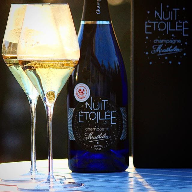 Dags för en ekologisk söndagschampagne som lanserades för några dagar sedan! Härligt iögonfallande blå skapelse där endast 1000 producerats! Skål på er!
⠀⠀⠀⠀⠀⠀⠀⠀⠀
? Mathelin Nuit Étoilée Extra Brut.
? nr 75464; 650 kr.
20% PN, 40% PM och 20% C.
0,4 g/ 100 ml (Extra brut).
? Intensiv med toner av mineral, citrus och grönt äpple.
Mycket torr, frisk och lätt brödig smak med inslag av äpple, grapefrukt, apelsin, citron, mineraler och kalksten. Härligt lång eftersmak!
Vingården och champagnehuset Mathelin ligger i Cerseuil i hjärtat av Marnedalen, några kilometer från Épernay, ”huvudstaden” i Champagne. Byn ligger inbäddad i ett landskap täckt med små kullar, där vinstockarna producerar de tre druvsorter som godkänts sedan 1935 för att skapa champagne: Pinot Meunier, Pinot Noir och Chardonnay. Sedan flera år tillbaka har champagnehuset Mathelin arbetat med miljövänlig och hållbar odling på sin vingård. Med sin läckra blå flaska där endast 1000 producerats är den underbart iögonfallande och lyxig. Kul även att man får med en presentförpackning. Själva aromprofilen är tungt vriden mot citrus, äpple och mineral med djupare och mer spännande bakomliggande örtiga toner. Eftersmaken är lång och bubblorna små och förföriska! Mycket god!
? 8,5 (mycket bra Champagne)!
⠀⠀⠀⠀⠀⠀⠀⠀⠀
@champagne_mathelin @sophienwalduk @sophienwaldglass