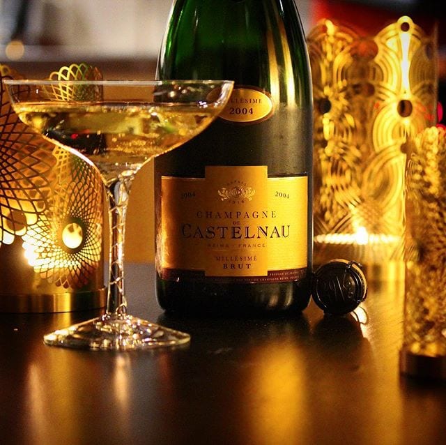 Gillar man mustiga äppeltoner och lätt mogen champagne så kan det vara värt att notera numret på detta bubbel! Fantastiskt god och spännande att njuta!
_______________
? Castelnau Millésime Brut 2004.
? nr 73175; 429 kr.
70% Pinot Noir och 30% Chardonnay.
1,2 g/100 ml (Brut).
? Doften är mycket komplex och har tydlig arom av honung, äpple, lime, plommon och brioche.
Smaken är härligt torr, frisk och komplex med väl balanserad syra. Väldigt trevliga toner av honung, rött äpple, päron, mogna citrusfrukter, aprikos, pomerans och ljust bröd. Eftersmaken är lång med viss mineralkaraktär.
Skapelsen har legat på jästfällningen i hela 12 år vilket bildat en komplex kreation med en härligt utvecklad karaktär. Den är ljust gul med många och långvariga bubblor som sprider en härligt utvecklad arom av primärt äpple, lime och honung. Smaken är mycket komplex och upplevs mogen. Det är sällan man hittar så pass långlagrade champagner för strax över 400 kr.
? 8,5 (mycket bra champagne)!
_______________
@kostaboda @sigva_ab @champagnedecastelnau