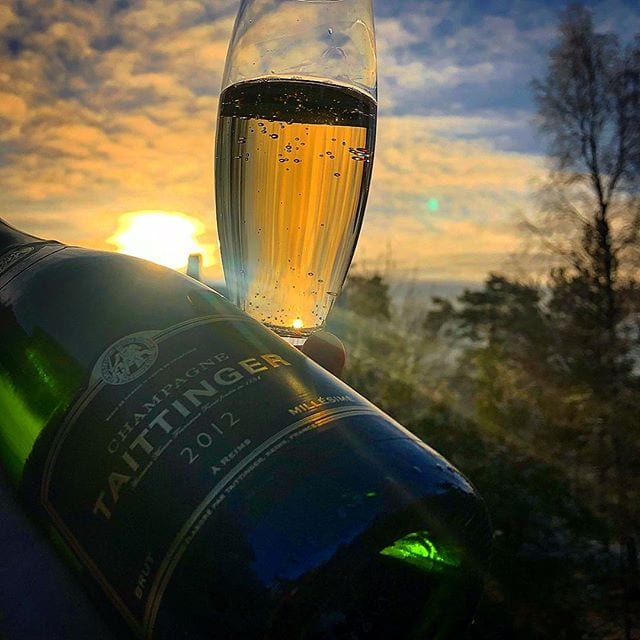 Ni har väl poppat kvällens bubbel? Jag måste bara börja med dagens WOW - vilket väder! Idag blir det att njuta bubbel utomhus trots kylan! Hoppas ni gör det samma. Kvällens andra skapelse ryktas vara på väg att byta årgång så passa på att köpa den innan det är för sent då 2012 är mer tillgänglig än 2013. Skål på er!
⠀⠀⠀⠀⠀⠀⠀⠀⠀
? Taittinger Brut Millésime 2012.
? nr 7871; 545 kr.
 50% Pinot Noir och 50% Chardonnay.
 0,8 g/ 100 ml (Brut).
? Fruktig och frisk doft av gula äpplen, rostat vitt bröd, solmogen citrus och mineral.
 Frisk och fyllog smak med inslag av gula äpplen, kex, mineral, citron, blodgrape, nötter och vit choklad
 Huset Taittinger är regionens tredje äldsta, ännu verksamma, Champagnehus. Egentligen grundades huset som Fourneaux et Cie Maison de Champagne 1734, men köptes 1931 av Pierre-Charles Taittinger som bytte dess namn. Årgången 2012 har visat sig vara en riktig pärla med goda lagringsmöjligheter, men även superba att njuta just nu. Taittingers lite mer fylliga och fruktsöta champagnestil är en härlig kombination till många maträtter. Tungvikten ligger på en frisk äppelfruktighet ovan spännande lager av citrus och mineral.
? 8,5 (mycket bra champagne)!
⠀⠀⠀⠀⠀⠀⠀⠀⠀
@champagnetaittinger @orrefors @we_and_wine